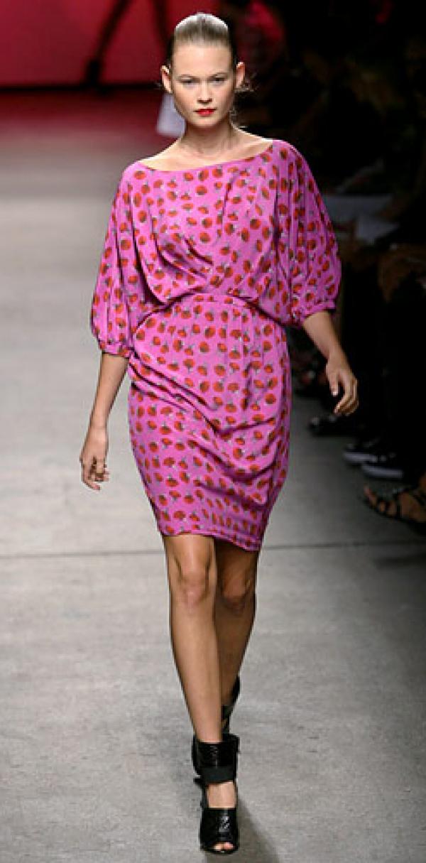 Плодови и нежни са роклите на Thakoon.