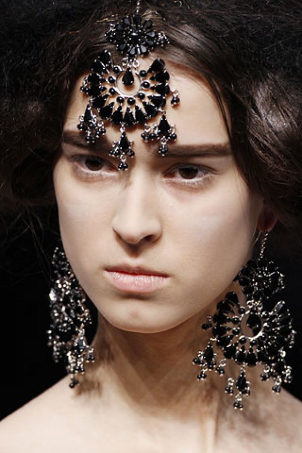 Викториански стил по вкуса на Alexander McQueen.