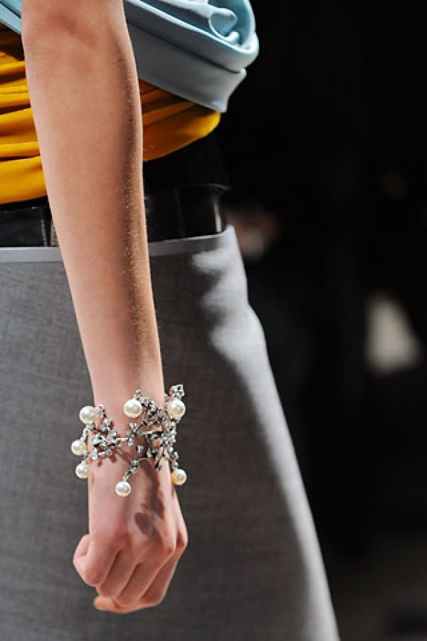 BalenciagaЕдна от любимите ни марки налага нежността и разчупената класика като акцент на годината.Сложните плетки
