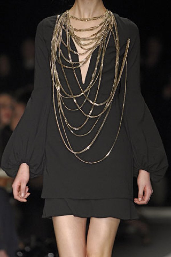 GivenchyВече знаете, че веригите са хит, хит и пак хит.
