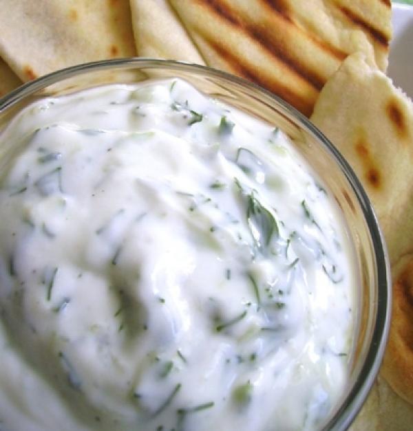 Салата Снежанка с къриНеобходими продукти2 краставици125гр. нискомаслено кисело мляко /за по-плътен вкус заместете нискомасленото с цедено к