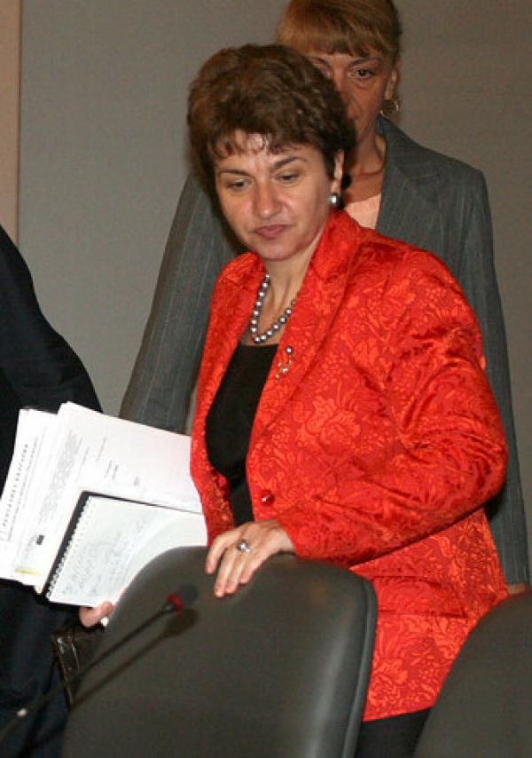 Вицепремиерът Миглена Плугчиева, която отговаря за европейските фондове, направо ни втрещи, появявайки се в будещо недоумение прекалено ярко червено сако на официална пресконференция.