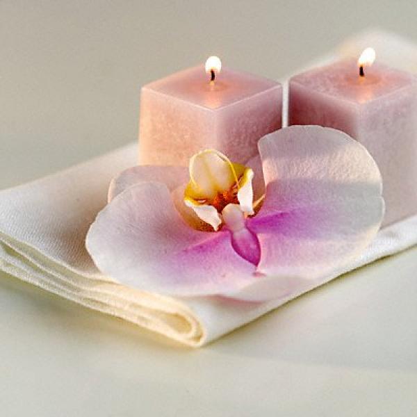 Ароматно заспиванеНяколко свещи с различна големина и приспиващи аромати ще ви успокоят след дългия работен ден.