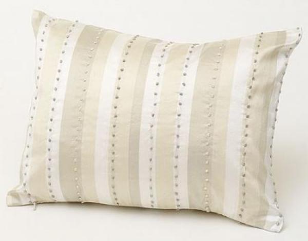 Бяло като снягАко сте заложили на тъмни цветове в спалнята си, то тогава  декорирайте леглото с