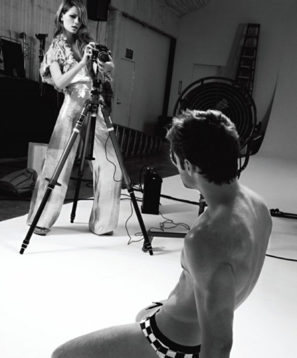 Миша Бартън засне супер фотосесия за списание Genlux, в която позира като истински модел. Много ни харесва Миша
