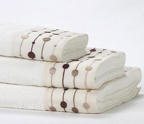 Леко можете да пуснете точиците и в банята чрез кърпи с подобна ненатрапчива бродерия в сравнително неутрални цветове.