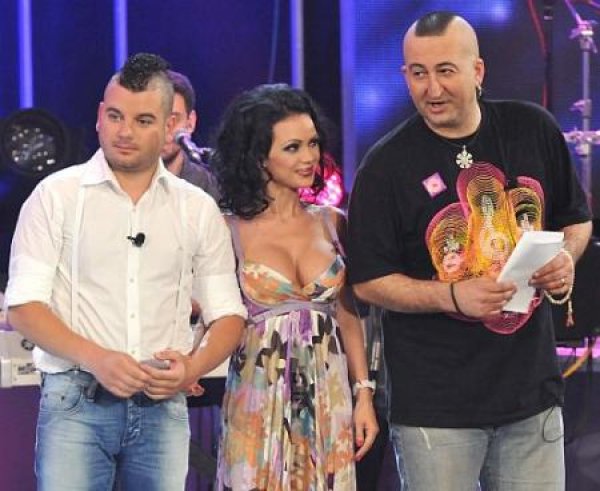 След като Иван беше подстриган директно на сцената, Мария започна да гледа малко объркано. Ние пък се чудехме какво ще стане, ако бюстието й с