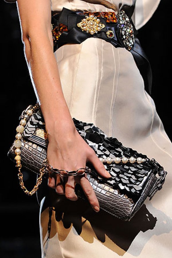 Dolce & GabbanaАко се замислите, дръжките на чантата са едно от нещата, които лесно могат да я запратят в ъгъла на аксесоарите демоде. След кат