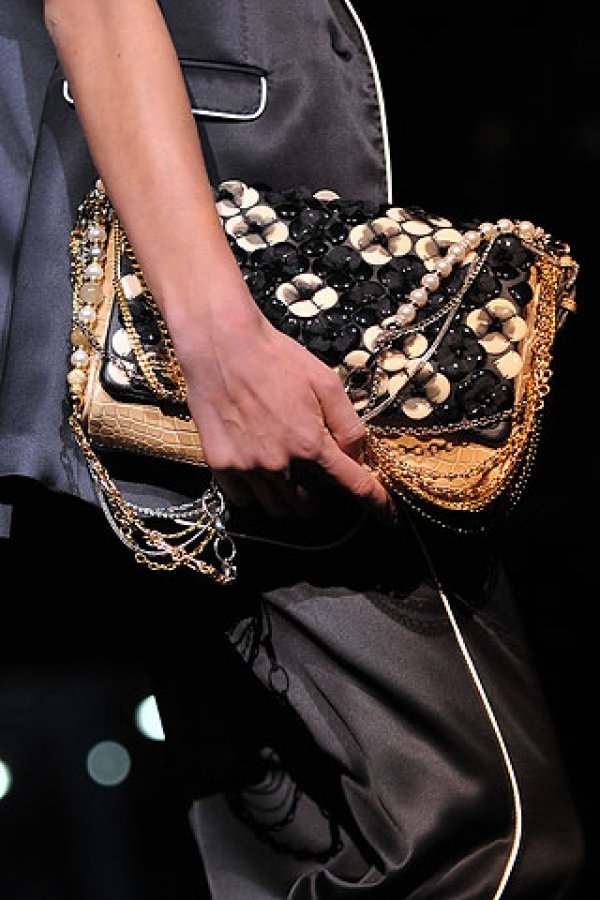 Dolce & GabbanaАко сте достатъчно опитни в бродирането и шиенето, можете да украсите предната част на чантата с
