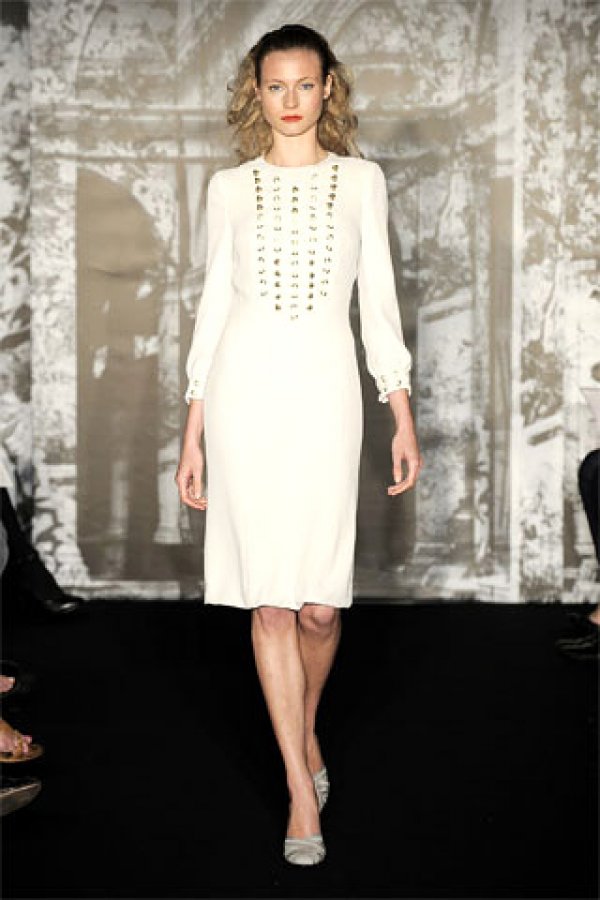 Елегантна, женствена, но и демонстративно консервативна рокля от Carolina Herrera. Английски надменен стил, който все пак успя да ни очарова.