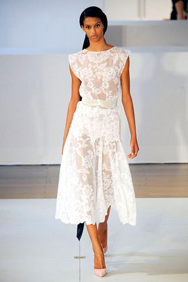 Дантелено изящество от Alexis Mabille, напълно в стила на следобедно чаено парти.