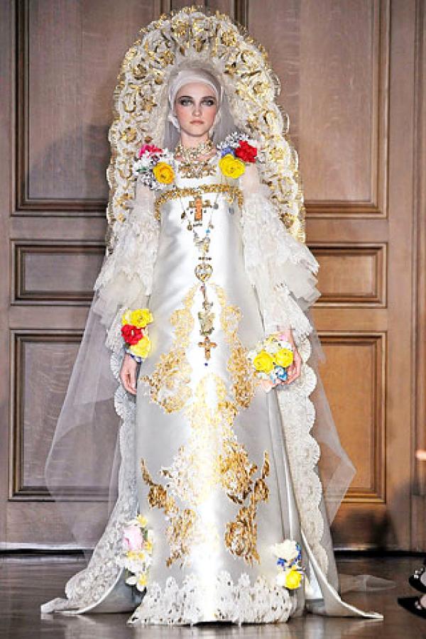 Кой би посмял да копира стила на властна императрица? Christian Lacroix, разбира се.