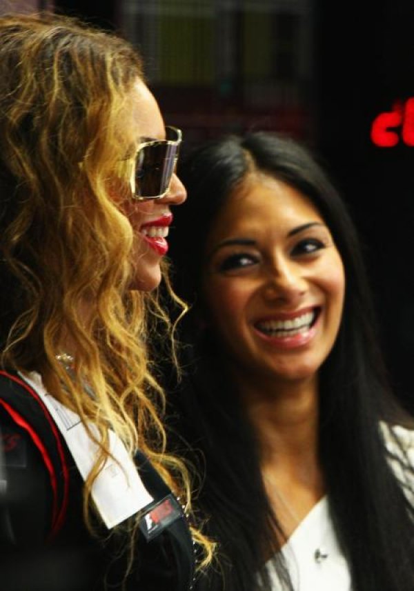 Изглежда Никол изпитва снисхождение. Е, поне се е постарала. А забелязахте ли цвета на червилото?Снимка: GettyImages/ Guliver