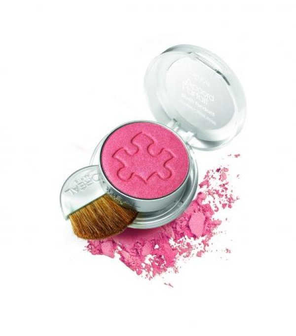 True Match Blush на L'OrealПерлени и сатенени нюанси, които се адаптират към цвета на кожата ти. Пъзелчето на кутийката е малка сутрешна закачка.