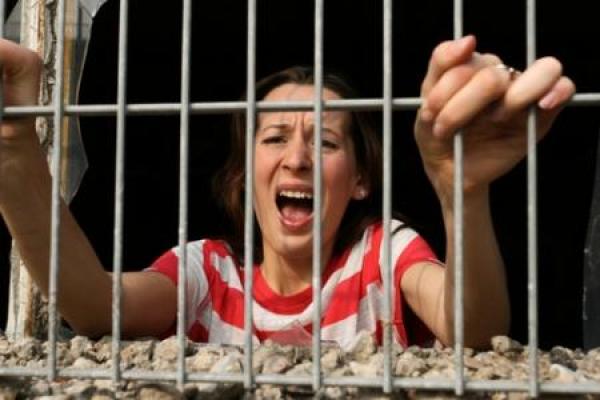Непрекъснато се забърква в кашиТова трябва да се разбира в най-широки граници. Тя не е достатъчно добра за теб не само ако открадне нещо, а ако по принцип е безотговорна към себе си и към всичко остана