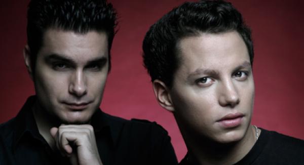 На 25 декември от 23.00 часа клуб Ескейп приветства хаус дуото Simon&Shaker, Испания.Двамата испанци и до днес са едно от най-емблематичните имена на европейската хаус сцена.Често пускат рамо до рамо с Пол ван Дайк и