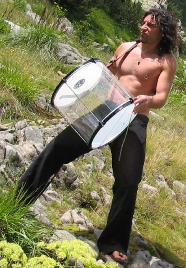 Днес, 1 февруари, Калин Вельов с Arara Dance Project , Христо Йоцов, Стоян Янкулов, Атанас Попов, Димитър Димитров, Мартин Хафизи  ще свирят в памет на барабанистите Пепи Славов - ФСБ,   Михаил Яланджиев -  Креш и художника &ndash