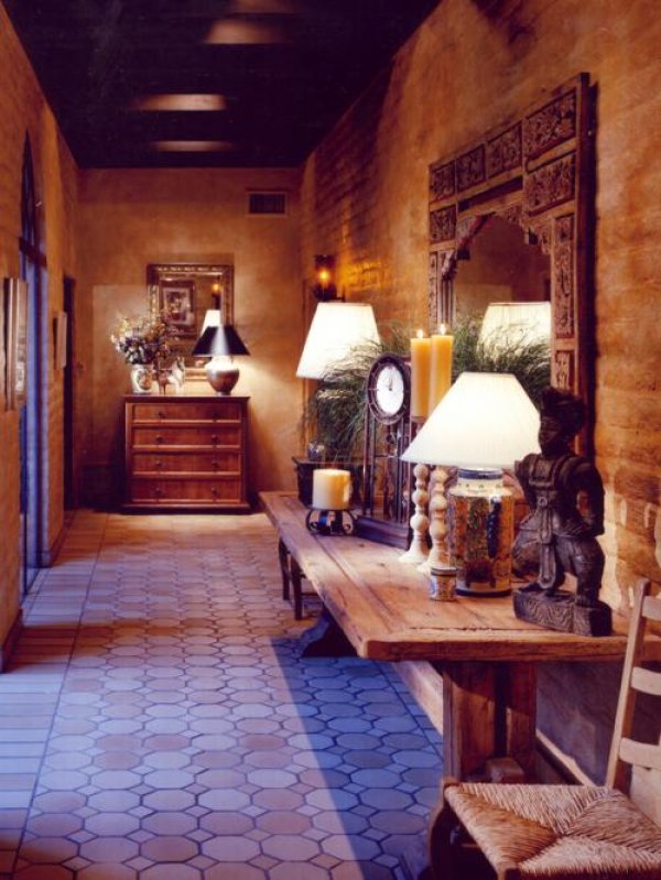 Износеното дърво е важно за испанския интериор. Дървени шкафове в стил&nbsp; "селска къща", шестоъгълни плочки на пода и небрежно боядисани стени - за просторен коридор.Идея: ак