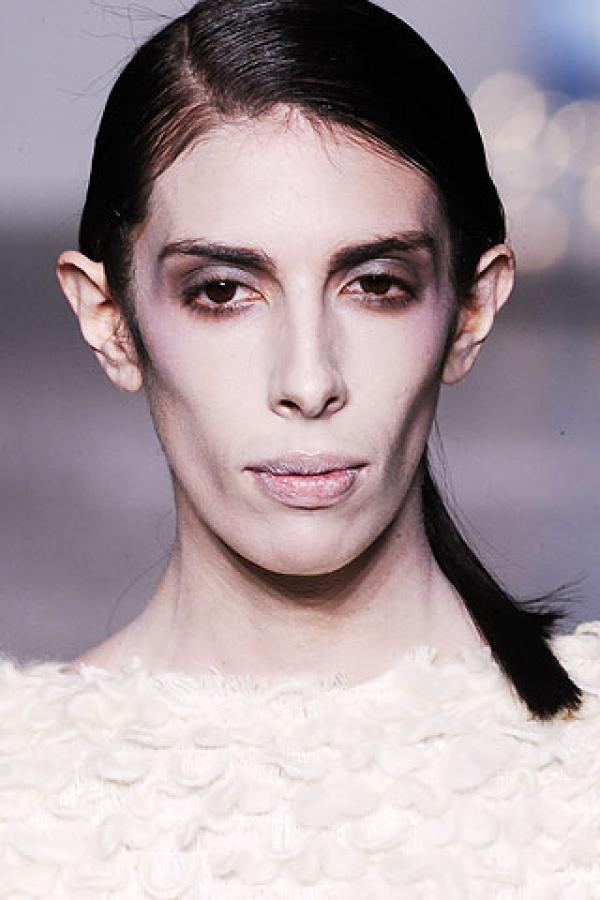 Jamie Bochert. Грозновато-красива. И сгодена за 100 пъти по-красивия и миловиден Майкъл Пит. Но любовта граници не знае. Или хубавите ябълки обикновено ги похапват прасетата.