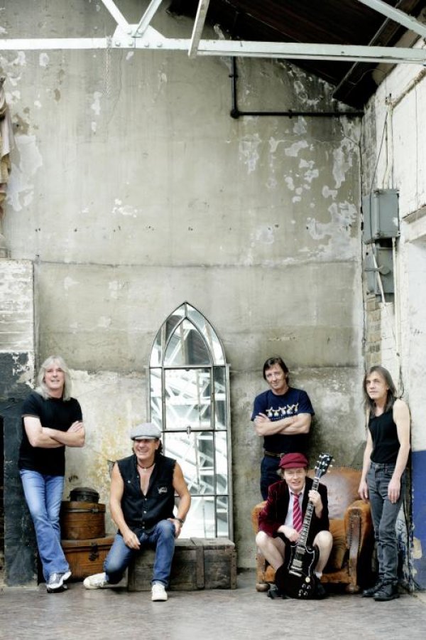 AC/DC ще разцепят стадион Васил Левски в София на 14 май 2010 година.С 35 години история, с над 200 милиона продадени копия албуми и най-вярната армия от фенове в музикалния свят: AC/DC са най-великата рок банда на планетата. А