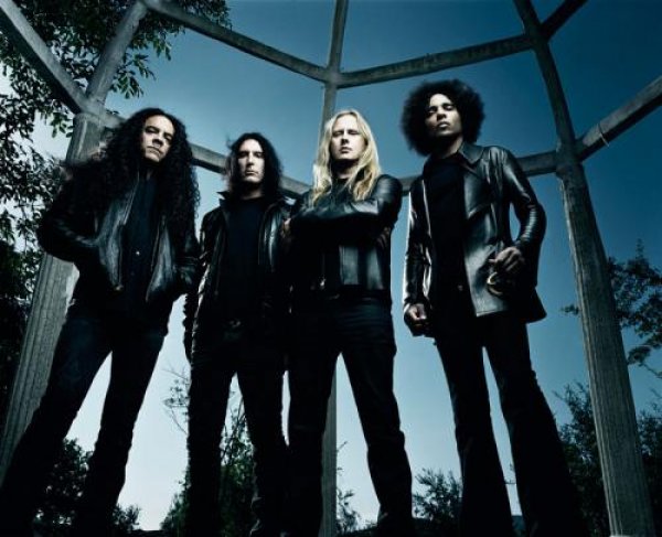 Гръндж иконите  Alice in Chains възкръстнаха. Нещо повече, ще слязат да ни видят лично -  отново на Sofia Rocks.След повече от десет години мълчание, миналата година легендарната сиатълска банда се завърна – с нов вокал и с брилянт