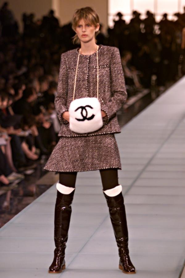 Карл Лагерфелд и един от знаковите модели на Chanel от есента на 2001.