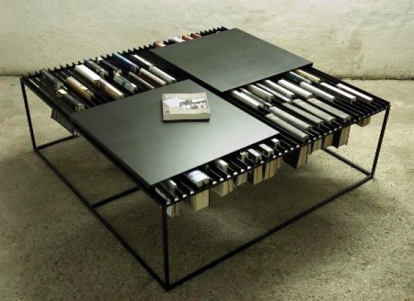 Coffee Table Bookshelf. Или маса за кафе и едновременно - място за книги. Но трябва да се внимава с течностите.
