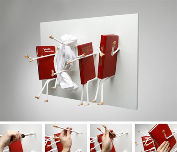 Моvement Bookcase. Когато рафтовете имат ръце...и крака.