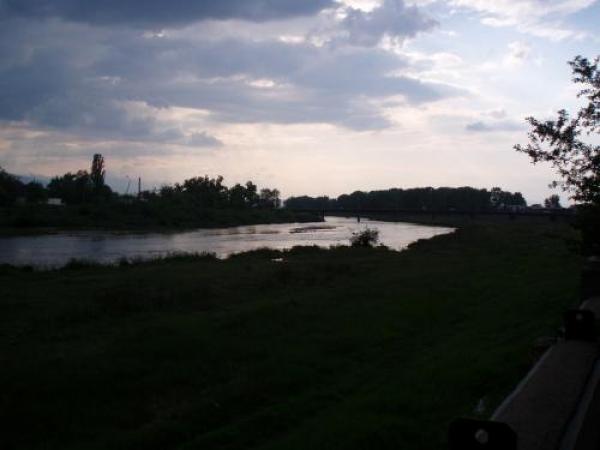 Водите на Марица текат спокойно в съседство с парка. През лятото е много приятно да седиш на парапета и да гледаш как залязващото слънце се оглежда във водата.
