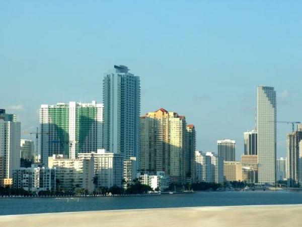 Изглед към града от плажа