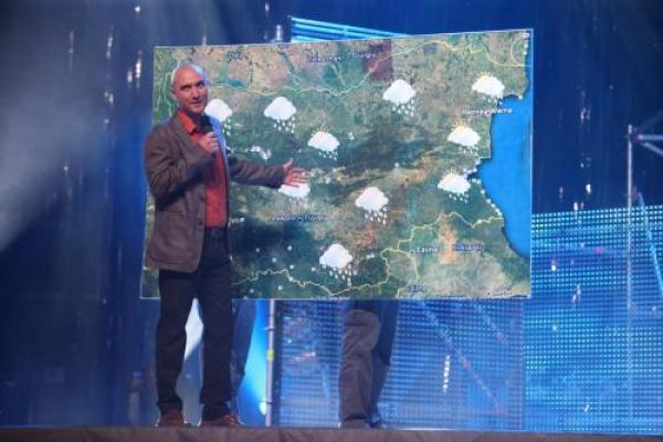 На сцената се появиха и всички популярни лица на bTV, включително и Емил Чолаков.Снимка: БГ Радио