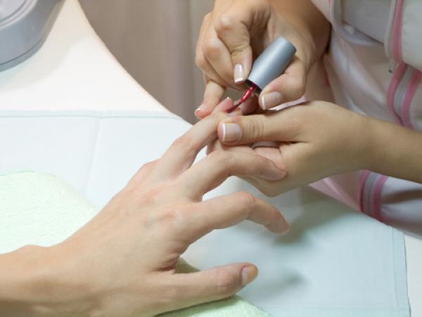 РешениетоПри лаковете за нокти има нова UV3 технология – Shellac. Тя съчетава лекотата на нанасяне на лак за нокти със здравината на гел за ноктопластика.Резултатът е издръжлив маникюр за две седмици. Повече можете