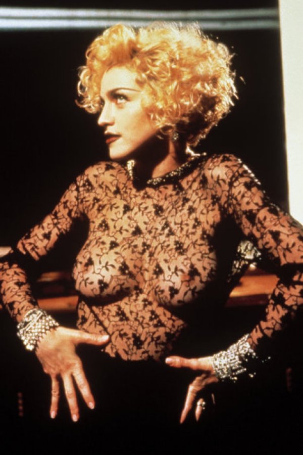 1990 И до сега всички асоциират Мадона с "Vogue" &ndash; имиджа й от 1990 година.Тогава тя е на върха на славата си, звезда от нечувана величина. Скандална и обожавана.Русите суинг къдрици, оформени в каре по