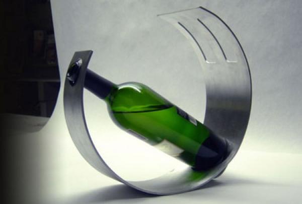 Wine Pourer, или приспосолбление за наливане на вино. Дизайнът е на Рошел Велхаузен&nbsp;