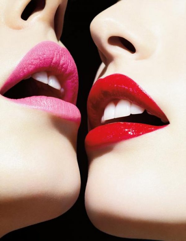 M·A·C Cosmetics, основана през 1984, за да отговори на нуждите на професионални гримьори, е една от най-влиятелните и успешни компании в глобалната козметична индустрия. 