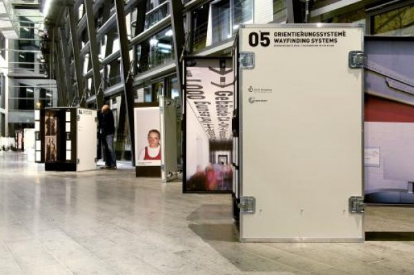 Първата експозиция - Измерението на повърхността показва най-ярките примери в областта на визуалната комуникация от началото на XXI век в Германия. Обектите, които вече трета година обикалят света, ще бъдат представени за първи път в Бъ