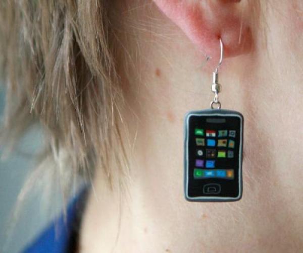 Практически всичко може да се превърне в обеца. Тази имитира I-phone