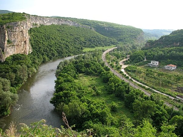 Eдно от най-забележителните места в този край на България. Панорамната гледка може спокойно да се сравнява с американския Гранд Каньон