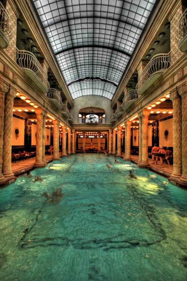 Басейнът в Gellert Bath & Spa, БудапещаСнимка: Pinkcigarette