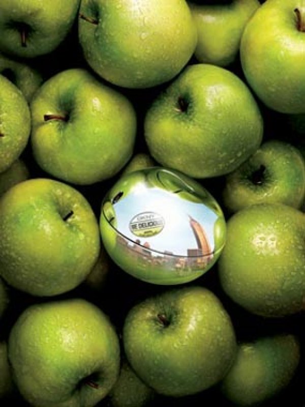DKNY Be Delicious FragranceИ нещо старо, но златно. DKNY Be Delicious е едно от най-добрите летни попадения. Всичко при него е ябълки, ябълки, ябълки и то зелени, а концепцията му неизменно се вързва с идеята за градското момич