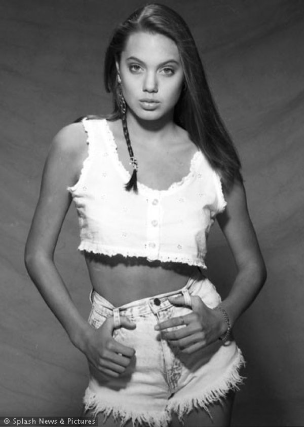  Тинейджърката Анджелина като модел. 