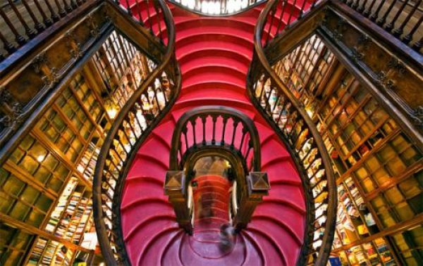 Величествените стълби в книжарницата Lello в ПортугалияСнимка: evadesigns