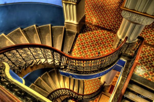 Отново в Сидни: The Grand Staircase в сградата Queen Victoria Building. Завършено е през далечната 1898 г. и впечатлява до ден днешен.Снимка: redbbuble