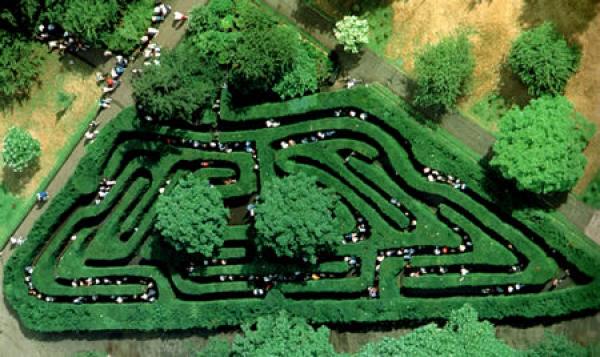 Hampton Court Maze в Лондон е вероятно най-известният на Острова