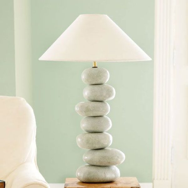 Stacked Rock Lamp, или настолна лампа, пресъздаща купчина камъни. Много дзен