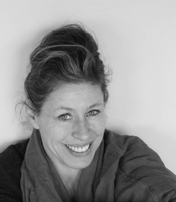 Другото легендарно име в тазгодишната програма e Жоел Бувие (Joëlle Bouvier) –  гранд дамата на френския танц и едно от главните действаши лица в избухването на френската сцена през 80-те.Жена с магнетично при