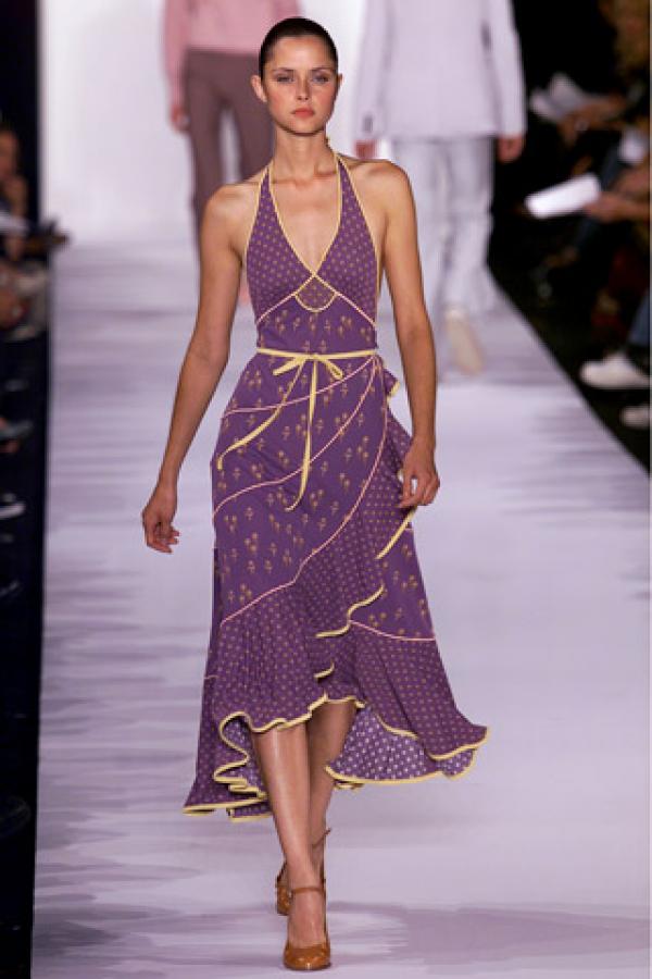 Marc Jacobs пролет 2002Цветната колекция за пролетта на тази година остава в историята не само поради факта, че тогава всички се влюбиха в моделите.