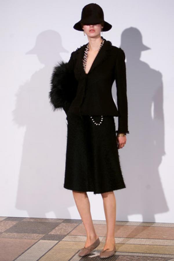 Lanvin есен 2002Или встъпителната колекция на Alber Elbaz за модната къща, малко след като бе изместен от Tom Ford в Yves-Saint Laurent.Вероятн