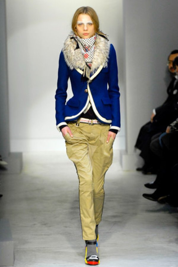 Balenciaga есен 2007Неслучайно Nicolas Ghesqui&egrave;re е един от най-уважаните дизайнери на 21 век, и не на последно място - един от най-копираните.