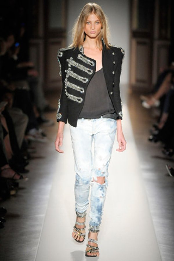 Balmain пролет 2009Christophe Decarnin тотално промени имиджа на Balmain още през 2006 г. На мястото на елегантните костюми от ерата на Oscar de la Renta се настаниха дръзките диск